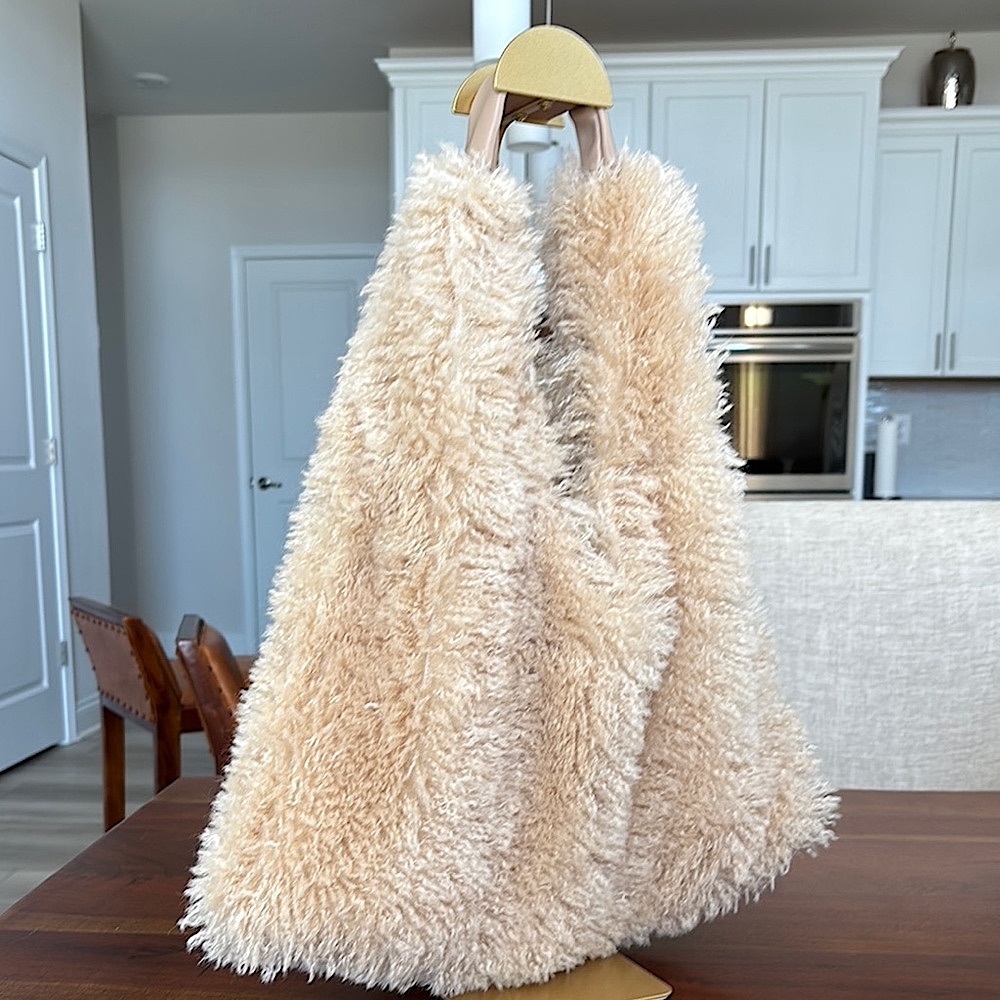 NWT‼️ 🫶🏽👜Chic Fluffy Slouchy Tote🫶🏽👜 - Picture 3 of 11